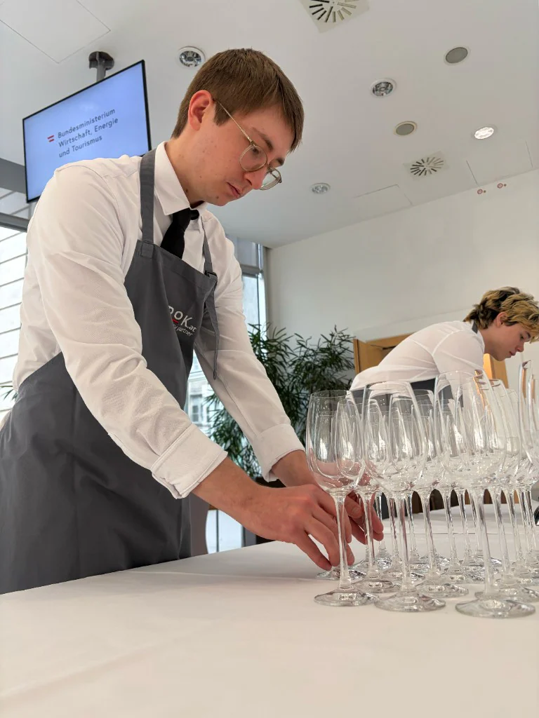 Einsatzfoto Catering Aushilfe beim Aufbau.